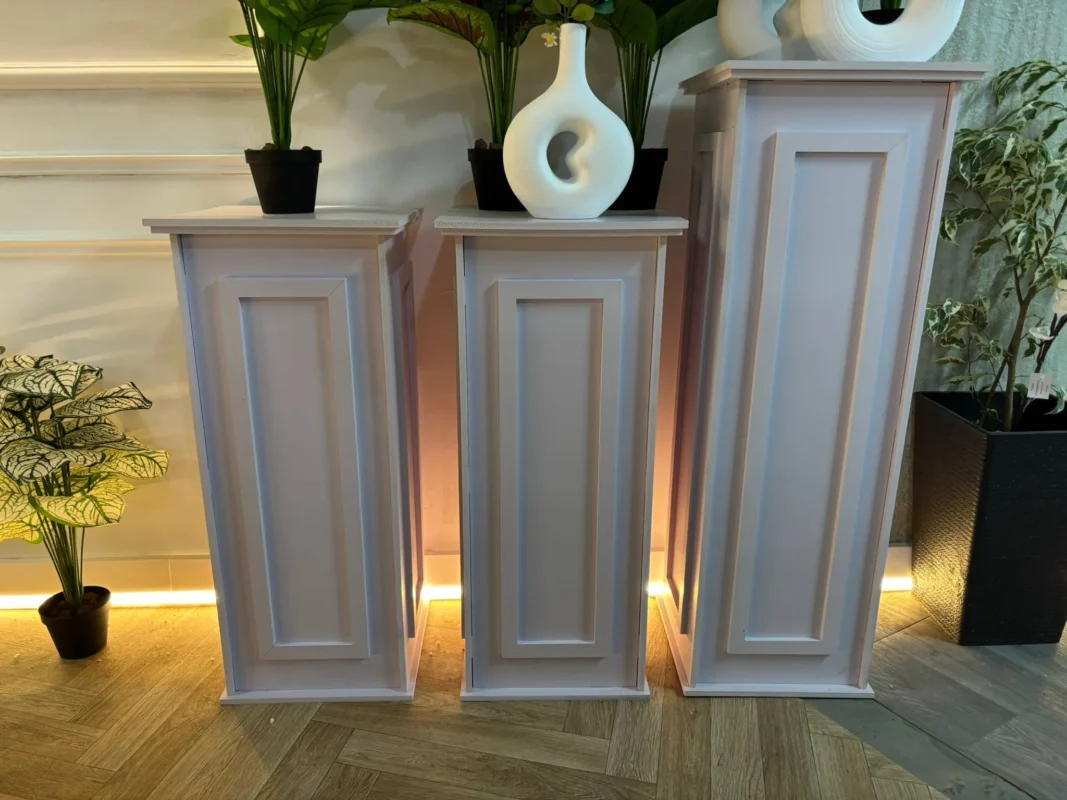 סט עמודי דקור לבנים – סטנד תצוגה יוקרתי